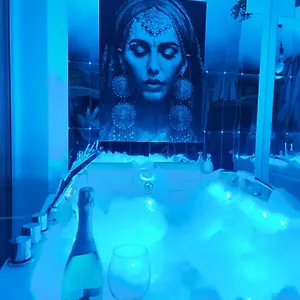  Apartment Chmielna Prestige With Luxury Jacuzzi And Sauna! Selected Also Feature A Massage Chair And Himalayan Salt With Color Therapy Salt Forest Poland